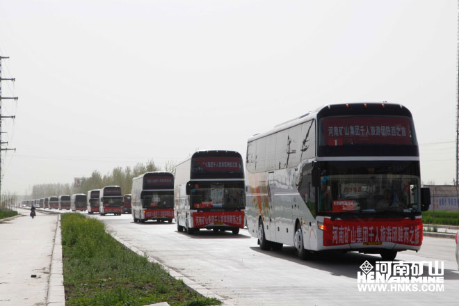 行進中的車隊，浩浩蕩蕩，蔚為壯觀.jpg